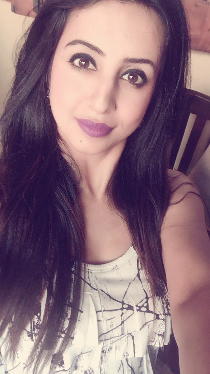SanjjanaaG's tweet photo. The purple lipstic diva 🤓 https://t.co/FssCyrQ4a5
