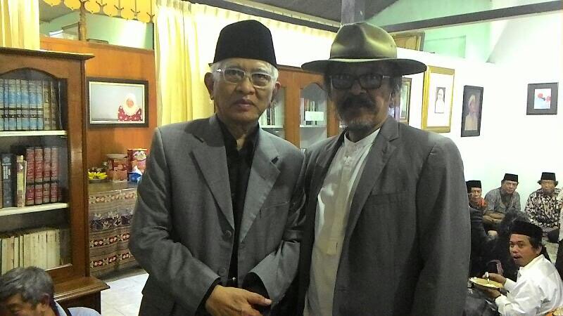 Aku iri ma kiyai2 yg umumnya punya murid ribuan sedang muridku cuma dua: Cak Nun dan <a href="/gusmusgusmu/">A. Mustofa Bisri</a> ini ( Rembang 15/4-'17 )