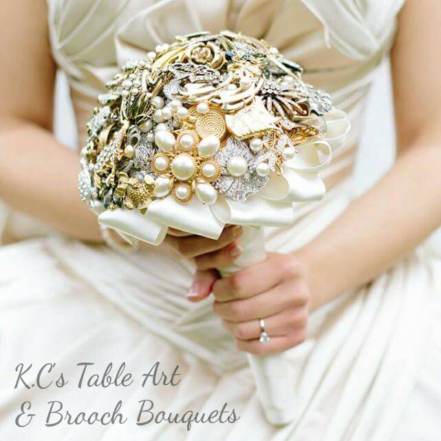 KCs_TableArt's tweet photo. Golden Summer Bouquet made to order https://t.co/fvWiflLAdj  #broochbouquet #brides https://t.co/dHT8Z0nvL9