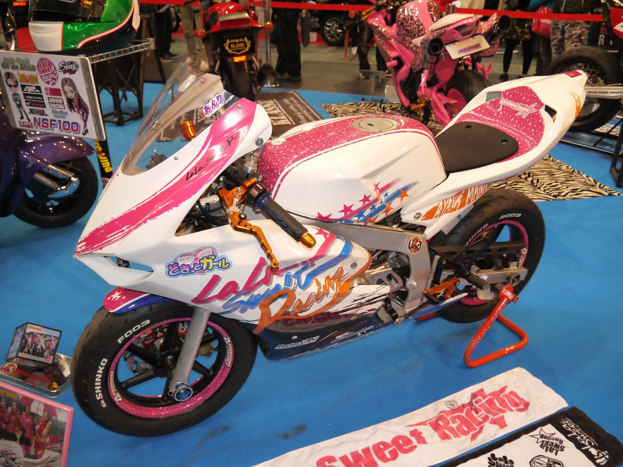 ｔｏｍ ｈ Twitter પર インテックス大阪で開催された 大阪モーターサイクルショーを観に行き ボディ全体がシルバーメタリックに光り輝くバイク や スワロフスキーが貼られたバイクなど 街中で見かけることの無いバイクも目白押しで サプライズいっぱいでした