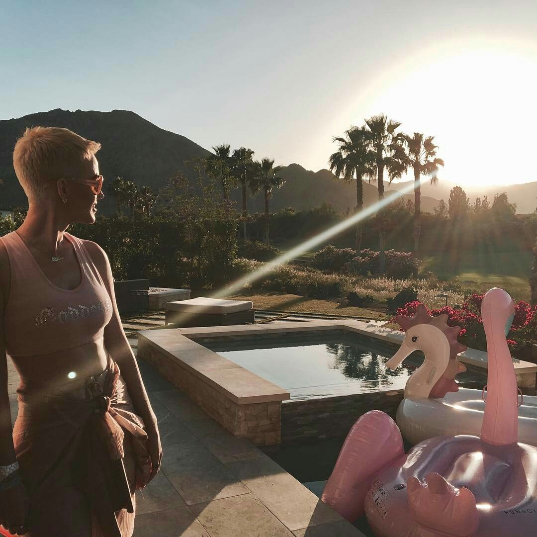 EU_KatyPerry's tweet photo. .@katyperry @elliegoulding #Instagram | @katyperry: "Thank Goddess ✨💫🌙 📸@janellshirtcliff" https://t.co/ELmMPdl4lO