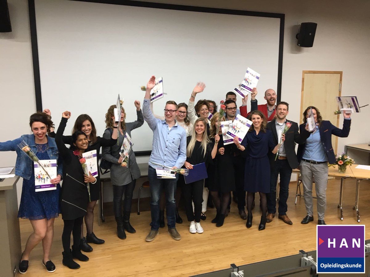 HANLnD's tweet photo. Nieuwe groep afgestudeerden Opleidingskunde! Proficiat! #trots #diploma #uitreiking #wittedonderdag @HANnl https://t.co/X6sr5vxppv https://t.co/dbnAmjjb8y