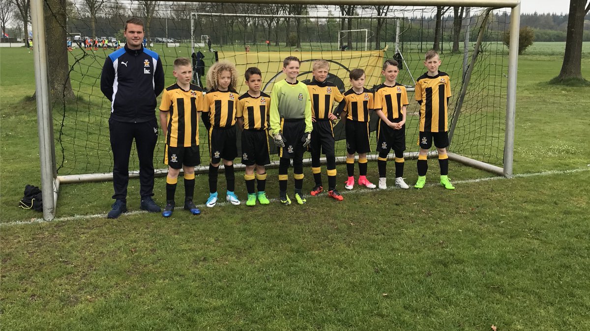 AdamAdamaiken's tweet photo. Cambridge united team photo before they Kick off @CUCoachJonny https://t.co/NxzXsitGza