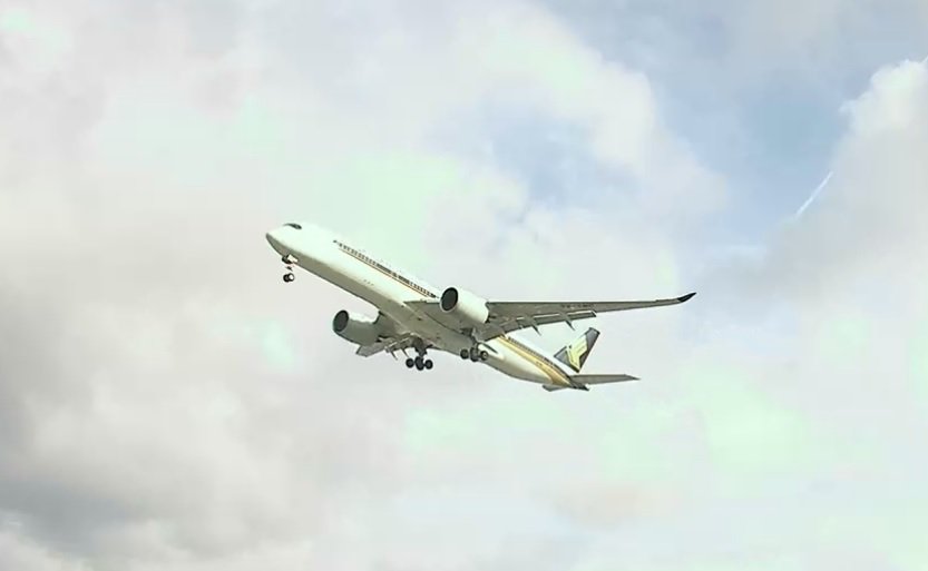 AirportWebcams's tweet photo. - @SingaporeAir A350 9V-SMD just into Manchester as #SQ52. Cam: https://t.co/lvYTQgSZCM @mancairportlive https://t.co/ZtAF7UgR4i