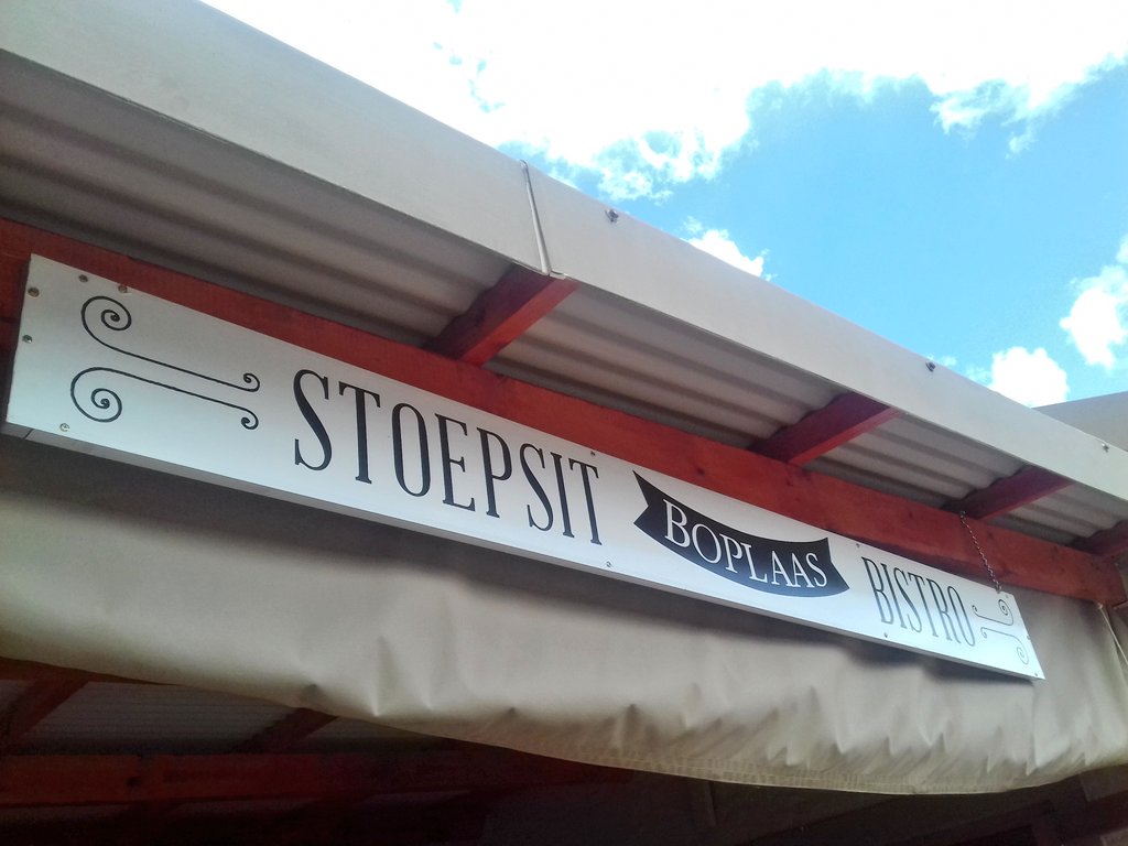 Behalwe vir jou leë kattebak, is jou maag ook seker leeg. Dan is #Stoepsit <a href="/Boplaas1880/">Boplaas Family Vineyards</a> net die plek om te stop as jy feesvoos is. <a href="/KKNKfees/">KKNK</a>