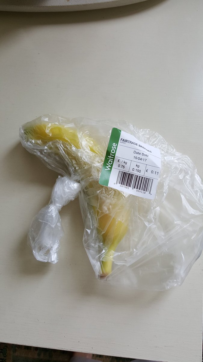 edie_raffy's tweet photo. What part of 500g bananas don't you understand? #shopfail @waitrose https://t.co/Wb1Tc34dSq