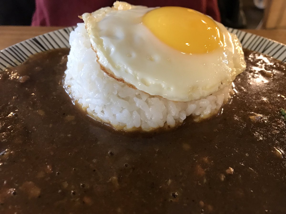 잠실역/석촌호수역 키이로메시야 에서 먹은 카레. 하나는 치즈토핑을 추가한건데 개인적으로 치즈토핑해서 먹는걸 추천. 물론 그냥 카레도 소스가 워낙 맛있어서 남은 한방울까지 쓱쓱 긁어먹게됨. 카레우동도 맛있고 잠실쪽에서 뭐먹지 싶을때 고민하지 말고 가세요