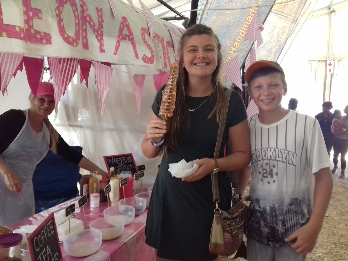 kknkKrit's tweet photo. By die @KKNKfees se stalletjies is daar selfs wafels op "n stokkie en @Boereplaasspel wat jy kan huis toe neem. Gaan loer in. https://t.co/kctXGdB4gs