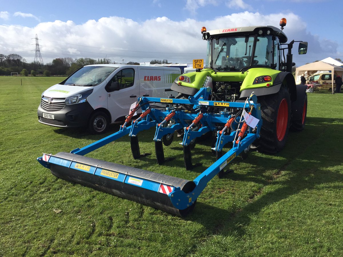 Allymuir28's tweet photo. Kicking of the show season #showseason17 #kilmaursshow17 
#claas #agriculture #panbuster @Tractorbob1 https://t.co/fiRYs6jJT0