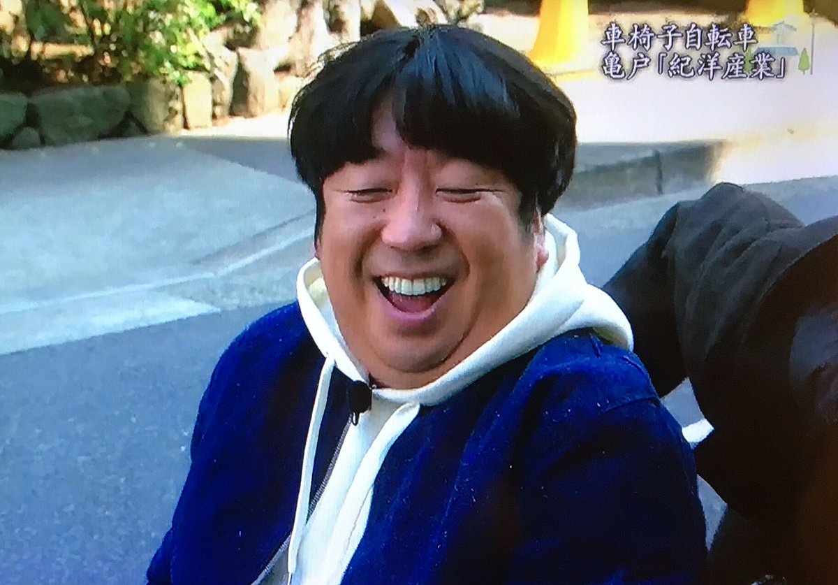 azukiq0918's tweet photo. 《正直さんぽ》車椅子自転車
有吉「久々だろ外」
日村「ありがとね。有吉が来てくれると嬉しい」
有吉「いつでも来るからね。ケンコバさんも死んじゃったし」
日村「死んじゃったよ」
有吉「井戸田もいないし」
日村「いないね」
有吉「どうすか？」
日村「いやっ悲しいわ！」
生野「涙目w」 https://t.co/al18taO6Cc