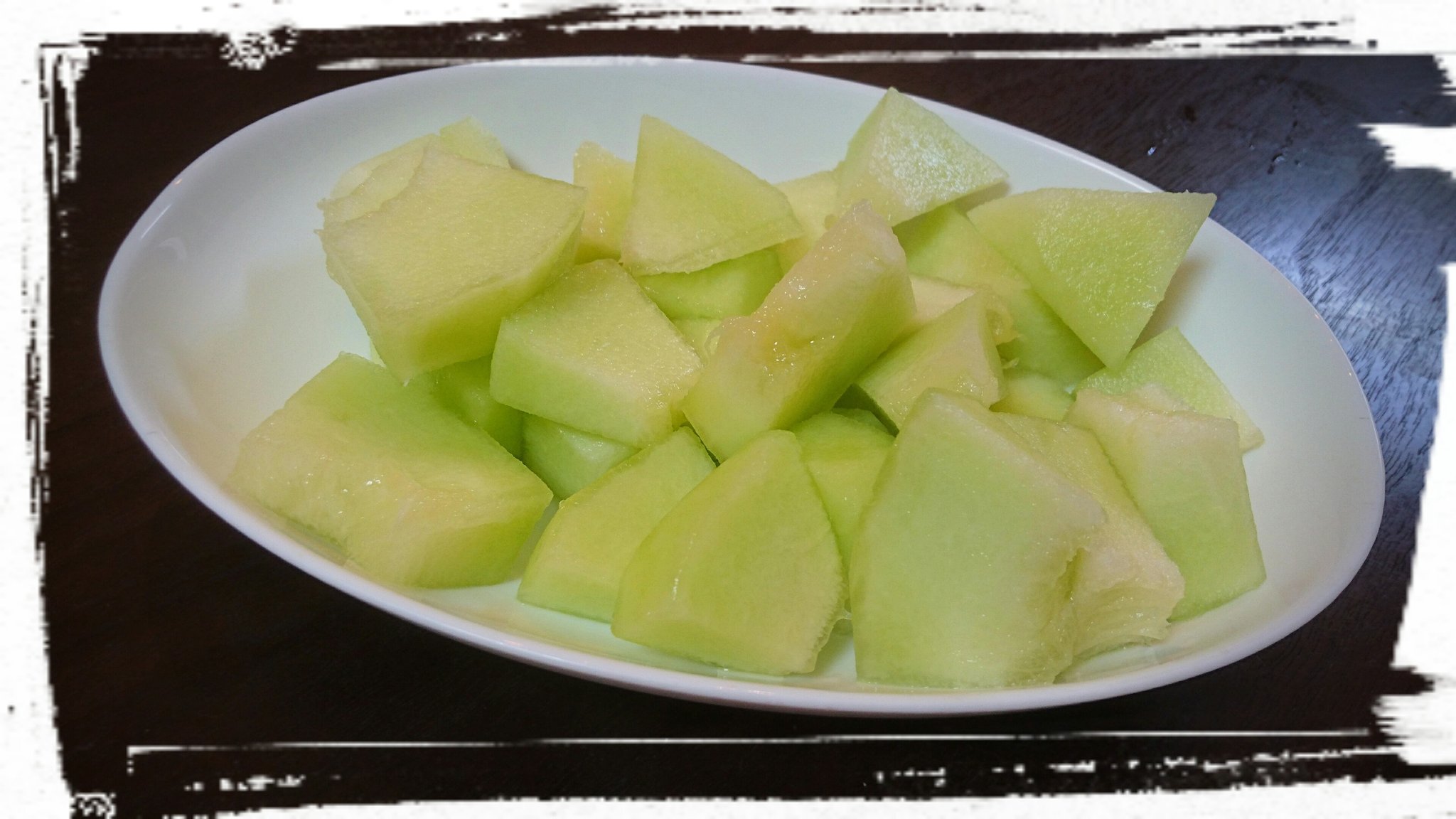 タカシ 八百森のエリーよろしく ハネジューメロン 今 相場が落ちているのでお買い得です 味ものってきましたよ メロンを振った時に 中の種がザクザクと音がする頃が追熟して食べ頃です ハネジューメロン お買い得 味が乗っている 輸入メロン