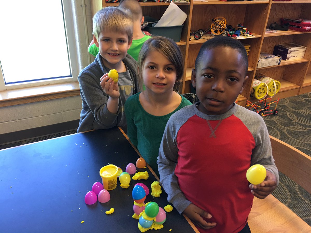 BoydKinder's tweet image. Egg Towers and Paper Airplanes #MakerspaceFun @TCBOE_LES