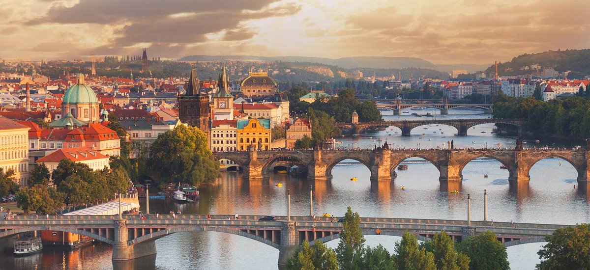 Gezimanya's tweet photo. 1,5 milyona yakın nüfuslu masalsı başkenti Prag'ın her sokağı ayrı bir hikâye. #interrail #garantione #prag https://t.co/CCmMdWp8eo https://t.co/mert9uIrsl