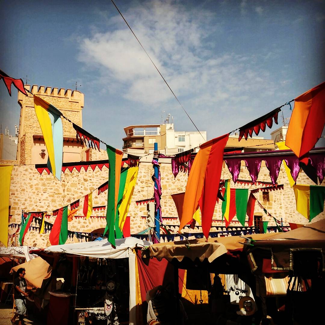 DulceHungaro's tweet photo. Un otro día para disfrutar el #MercadoMedieval de #SantaPola y por supuesto el #DulceHúngaro! ☝️😎
#kürtőskalács #pasteldechimenea https://t.co/M9K1TJrpjo