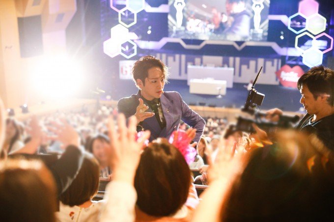 Kkorepo's tweet photo. 客席後方からのサプライズ登場でファンを喜ばしたチャン・グンソクさんのファンミレポが到着しました～！「イベントレポ」アジアのプリンス、＃チャン・グンソク　4都市9公演にわたるファンミーティングを盛況裏に終了！https://t.co/AsFLhgszcZ https://t.co/yDHj1QfR2I