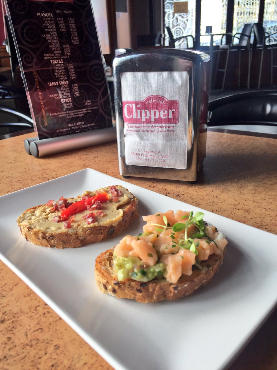 Humus, salmón, aguacate y encurtidos caseros.