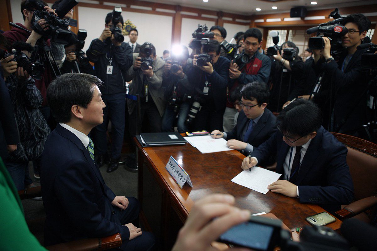 국민의당 19대 대선 후보 등록했습니다. 이번 선거는 대한민국의 미래를 선택하는 선거입니다. 과거로 다시 돌아갈 것인지, 새로운 미래를 열 것인지를 선택하는 선거입니다. 저는 지금까지 항상 국민만 바라보고 정치를 해왔습니다.
