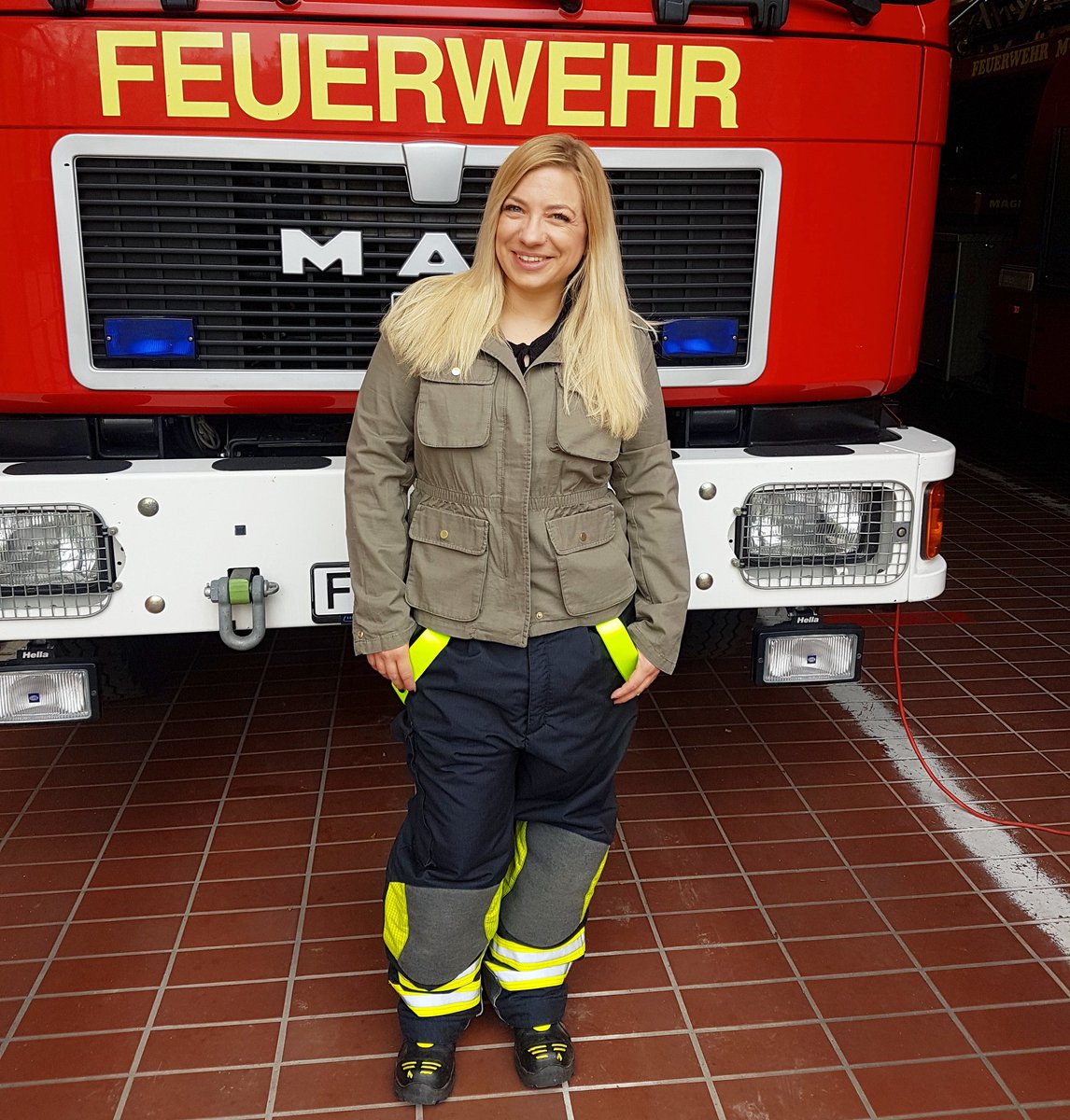 firemarieluu's tweet photo. Frohe und ruhige Ostern 🤗🐰 #feuerwehr #feuerwehrfrau #firefighter #pompiers #bombeiros #bomberos #brannmann https://t.co/AUVqWaat2V https://t.co/au9qxgKbJR