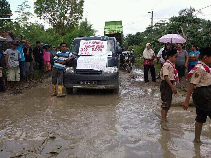 gilan9_'s tweet photo. Lihatlah.   Inilah jalan desa kami pak @ganjarpranowo pak @jokowi  desa grugu kab cilacap.. https://t.co/Ng0GnrUBjl