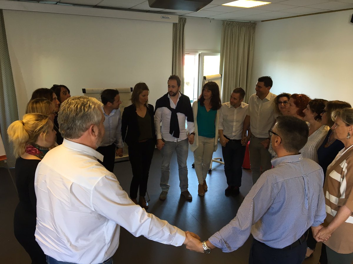 SBourdu's tweet photo. Zone Aquitaine Sud : belle session Team Building conclue par une belle "farandole"! :)
#envie #fierte @CathyMiot #adecco https://t.co/pSlcU6ruiR