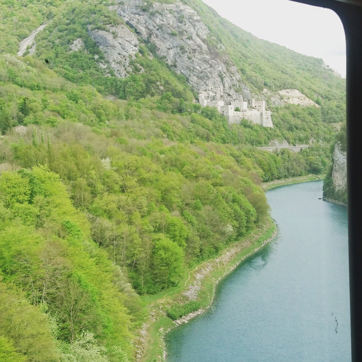 QuintanaAlice's tweet photo. Taking the train through France and almost in Lyon for #LyonBiereFestival. Yesterday we got to meet amazing brewers in Geneva! https://t.co/stpU9XsY9w