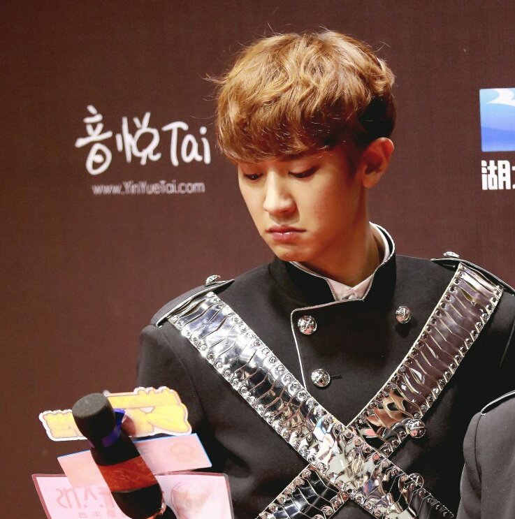 drinkismyname's tweet photo. อย่าว่าแต่พวกเราสงสัยเรื่องไมค์นักข่าวจีนเลย ชานยอลก็ดูจะสงสัยไม่ต่างกัน  55555555555555555555555555555555555555555555 https://t.co/KEvbv89UMH