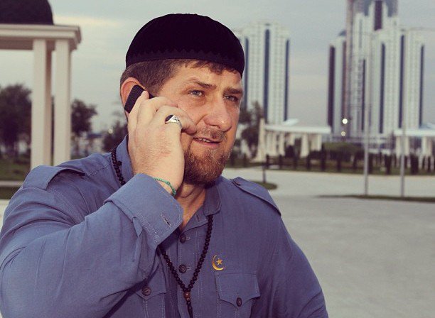 Угрожает чеченец по телефону. Кадыров. Рамзан Кадыров в тюбетейке. Тюбетейка Рамзана Кадырова. Рамзан Кадыров звонит.
