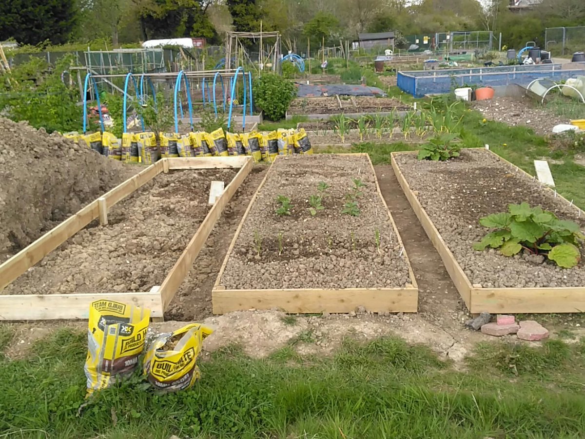 VegPlotFoodPot's tweet photo. Jason plot update. Bed 3 of 5 built. Time to fill it. https://t.co/2dsyjfKr0z