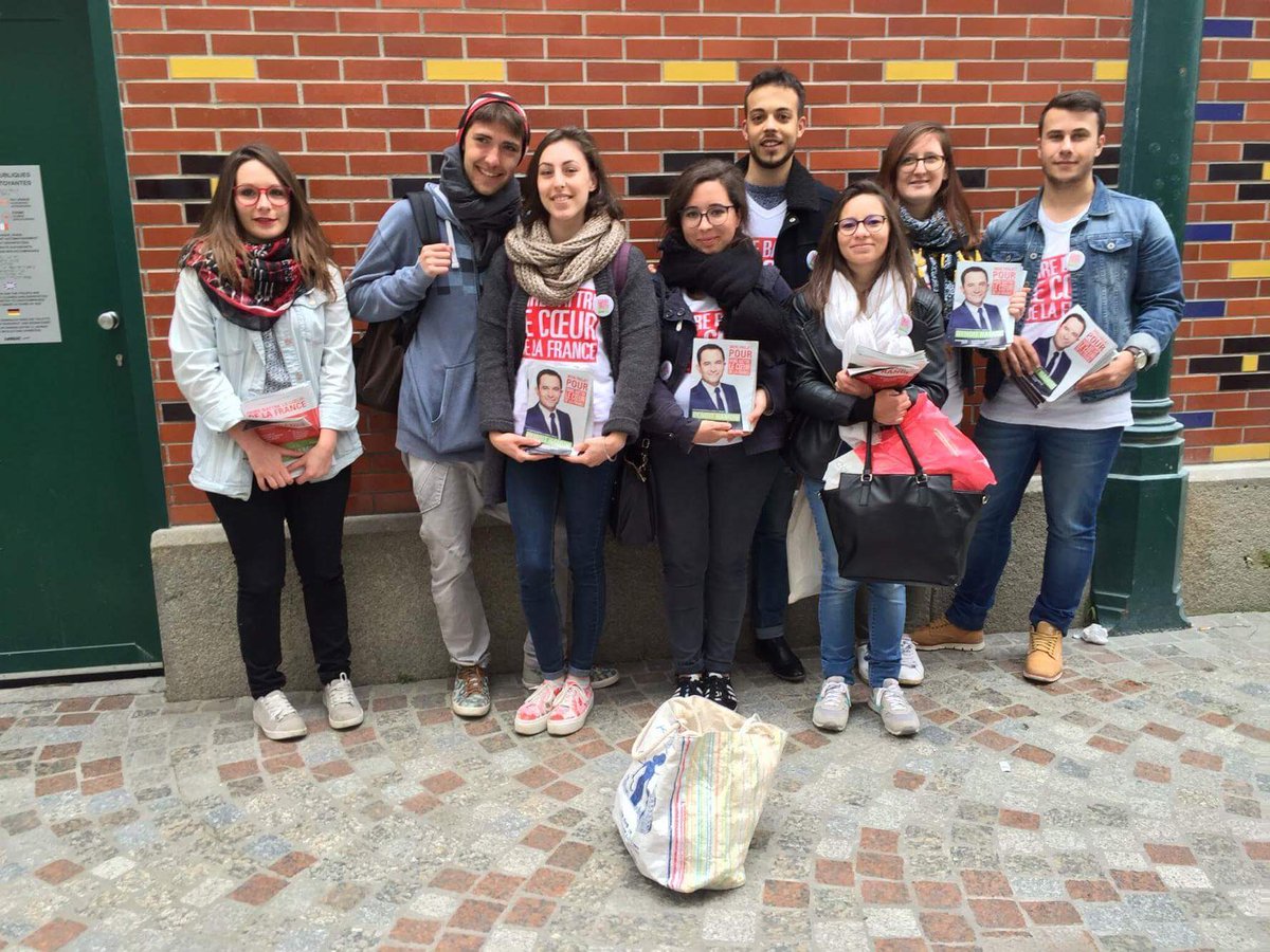 85Hamon's tweet photo. Les @JeunesHamon85 à votre rencontre sur le littoral vendéen tout ce week-end  #Hamon2017 https://t.co/J4kUOgebah