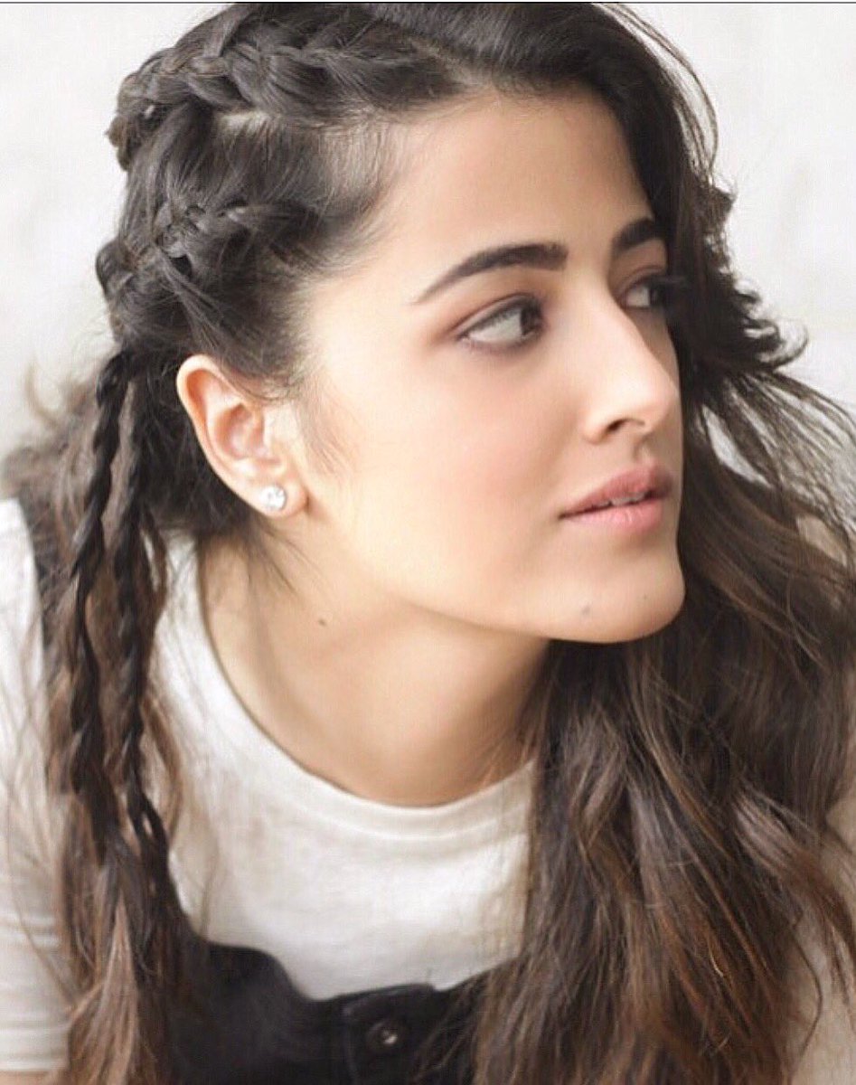 NupurSanon's tweet photo. I got caught in a day dream..lip syncing a visual that only I saw..unmuting the words that echoed just for me 💭 https://t.co/lcCzAcqX6Z
