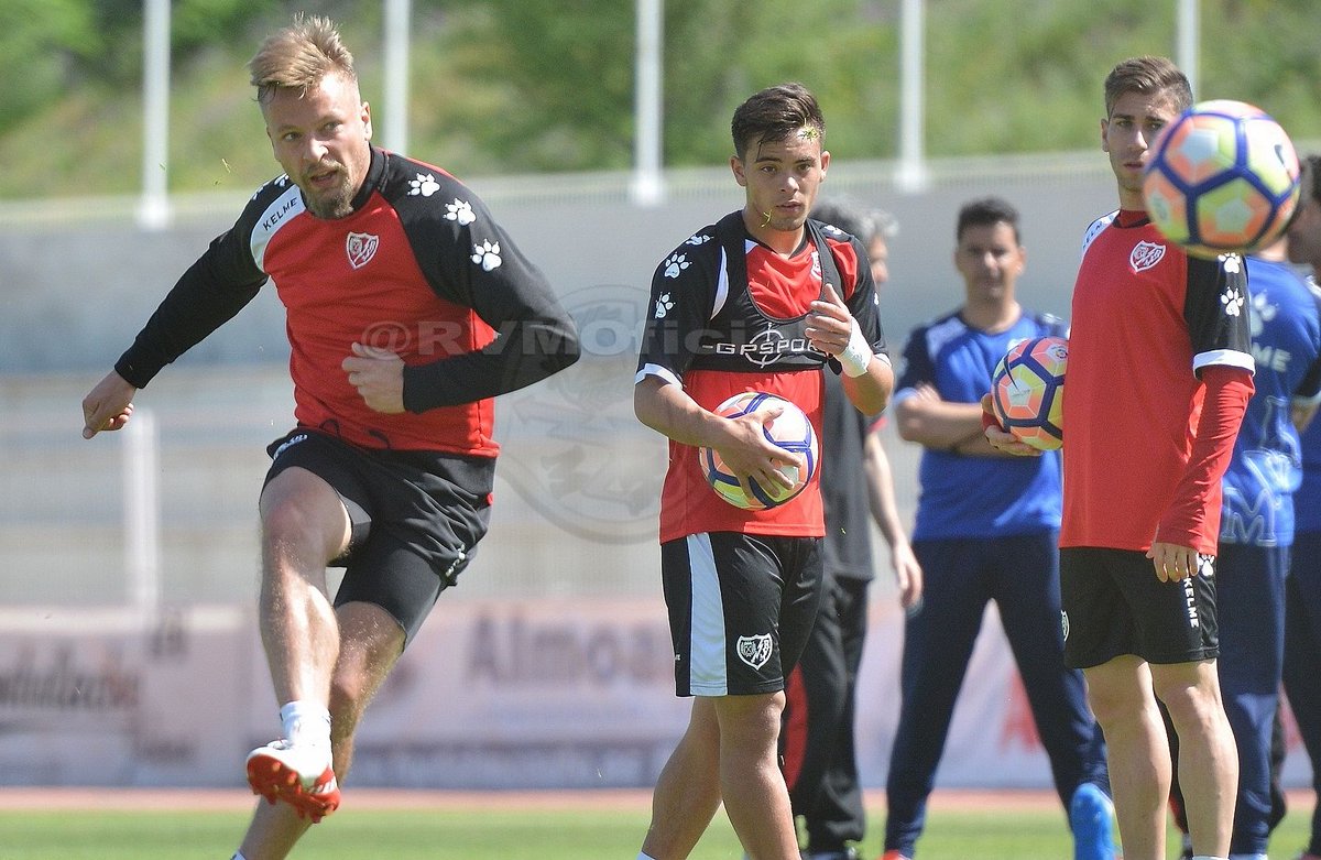 RayoVallecano's tweet photo. Gazzaniga
Mejías
Galán
Quini
Nacho
Amaya
Álex M
Zé
Baena
Trashorras
Jordi
Fran B
Aguirre
Embarba
Santi
Ebert
Manucho
JGuerra
#UCAMMurciaRayo https://t.co/FjAWikJ56J