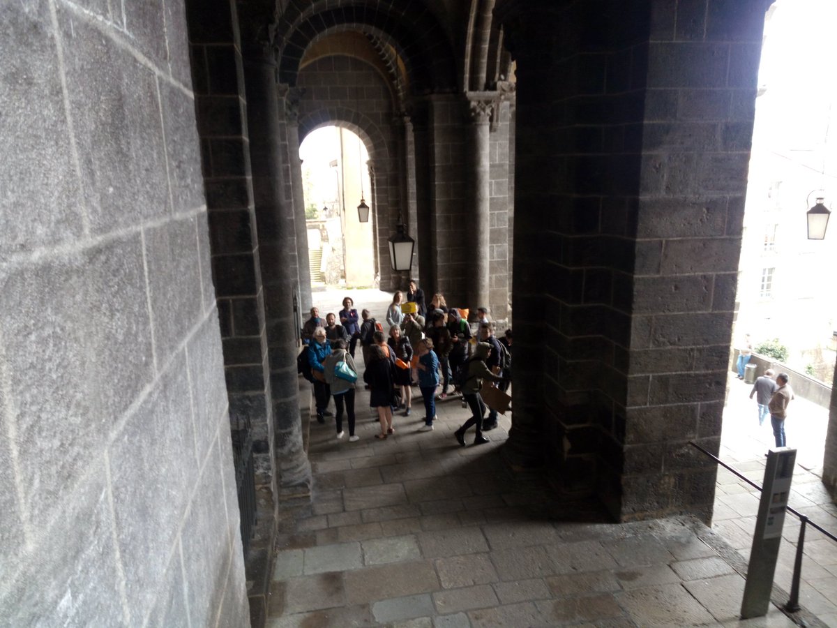 LonginStephane's tweet photo. #fillonlepuy comité d'accueil de François Fillon plutôt léger sur les marches de la cathédrale du puy. https://t.co/DUwihijapj