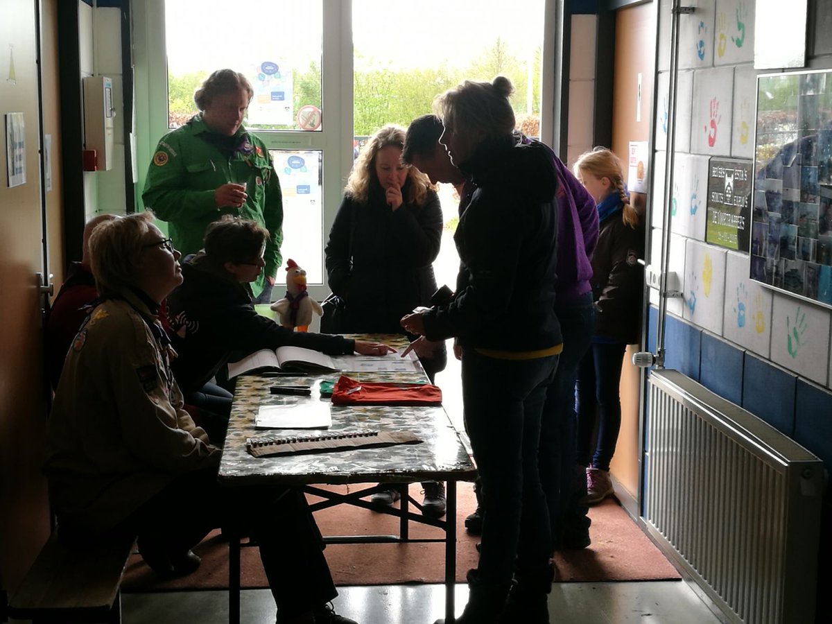 TeCoHit's tweet photo. Deelnemers #TeCoHIT stonden te trappelen om te beginnen. Eerst even aanmelden en #merchandise #HIT17 bestellen om daarna tent op te zetten. https://t.co/VwtNEeVgXQ