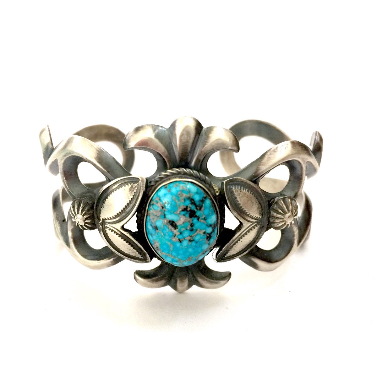 VintageImagine's tweet photo. Navajo Sterling Silver Cuff https://t.co/qKr2KHH09i via @Etsy  #vintage #jewelry #NavajoCuff #plsfollow #fashion #Mom'sDay #taxSALE https://t.co/fv8qlc8A1U