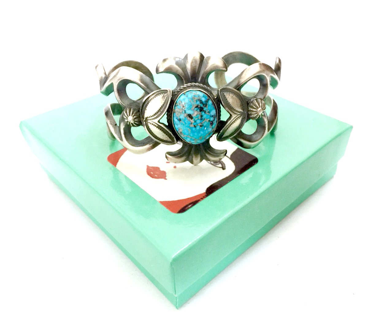 VintageImagine's tweet photo. Navajo Sterling Silver Cuff https://t.co/qKr2KHH09i via @Etsy  #vintage #jewelry #NavajoCuff #plsfollow #fashion #Mom'sDay #taxSALE https://t.co/fv8qlc8A1U