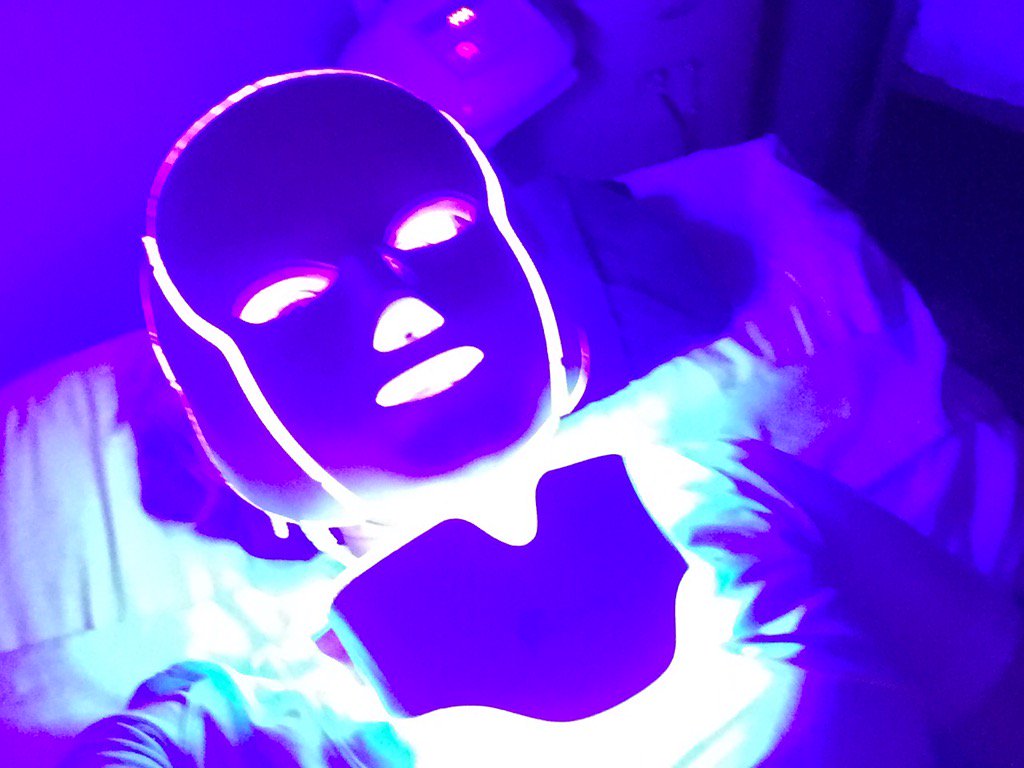 DivinityMedSpa_'s tweet image. Spending a Saturday under the blue light. 🤗 #OperaMask #Skin #Acne #MedSpa #CollagenStimulation #CelebrityTreatment