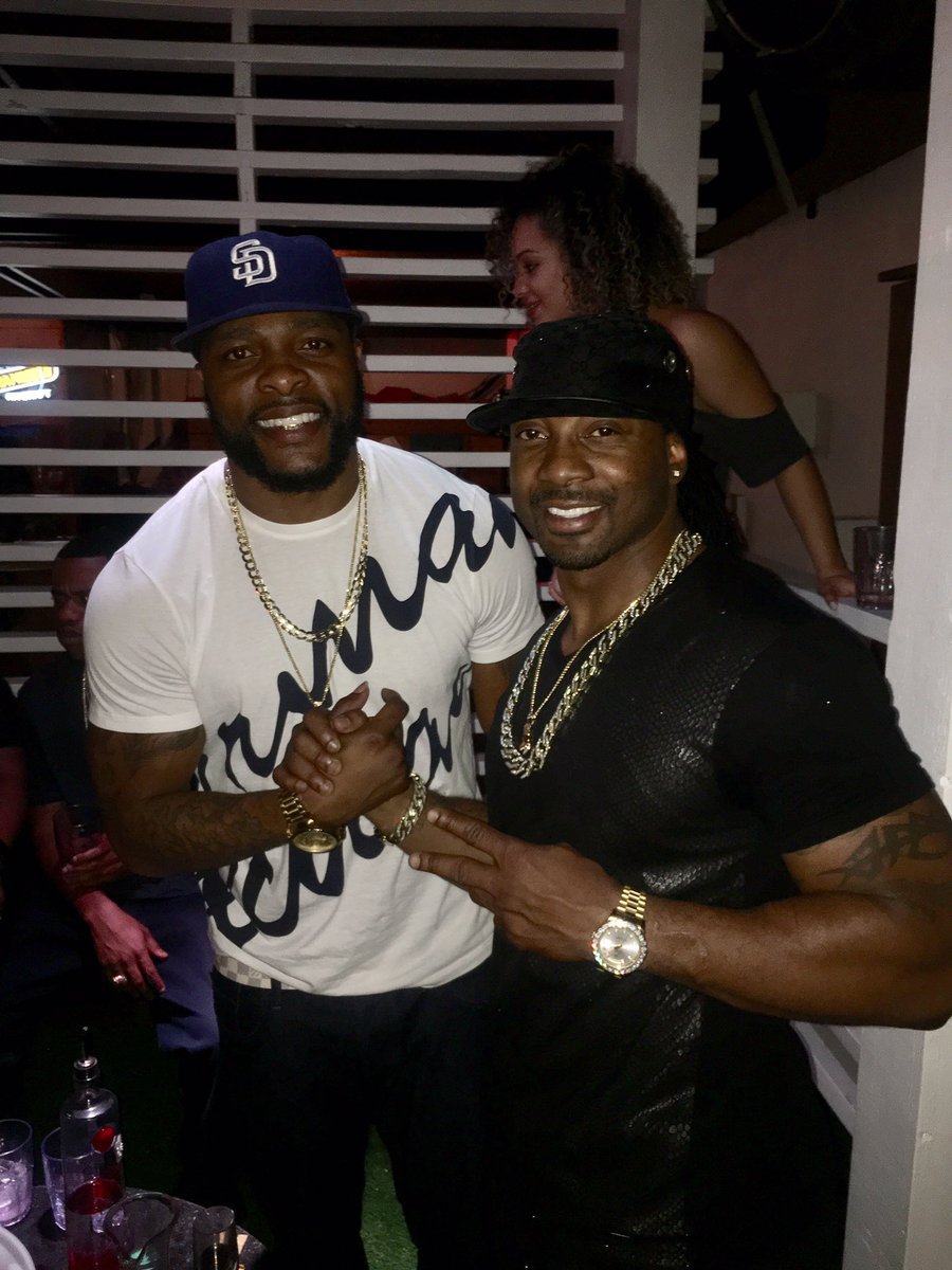 JBBarnes23's tweet photo. It's was good hanging with my good NFL friends, family, & fraternity brothers.
#DezBryant
#PerrishCox
#JoshHoward
#GoodFriends
#BentleyTruck https://t.co/Uy3rvbXR4n