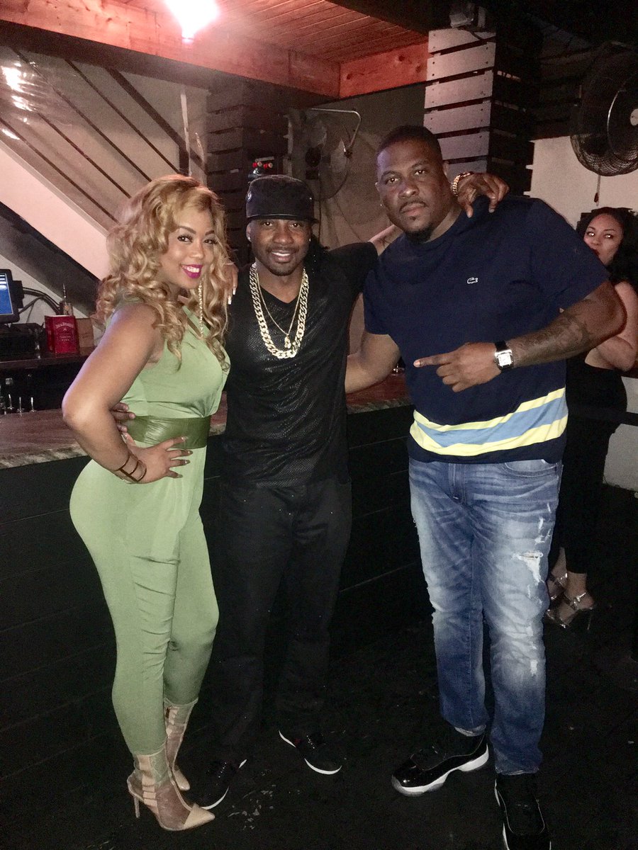 JBBarnes23's tweet photo. It's was good hanging with my good NFL friends, family, & fraternity brothers.
#DezBryant
#PerrishCox
#JoshHoward
#GoodFriends
#BentleyTruck https://t.co/Uy3rvbXR4n