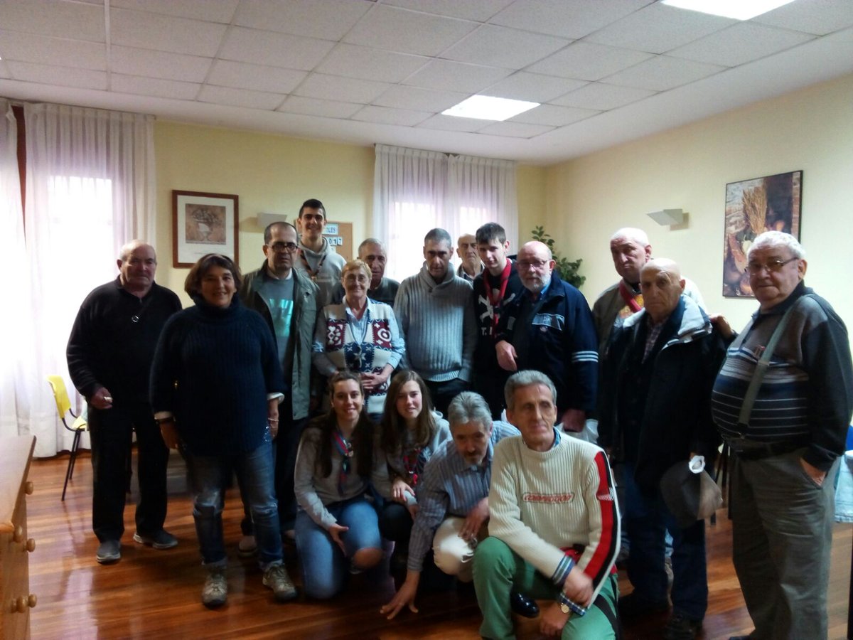 caritas_bizkaia's tweet photo. Jóvenes de la @DiocesisBilbao  celebrando la Pascua con personas del Centro de Día "Egunon Etxea" para personas mayores de @caritas_bizkaia https://t.co/1BkO7n4Ygc