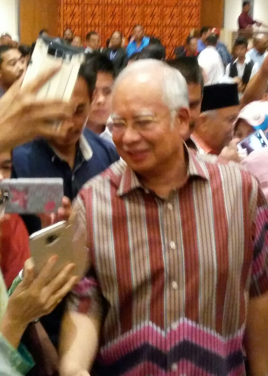 imah_mamat's tweet photo. Tq @NajibRazak  dapat juga salam dgn DS semlm dlm progrm Himpunan Activies Media Sosial... Tq fo everything.. RespectMyPM.... https://t.co/7e0bLU0cB8