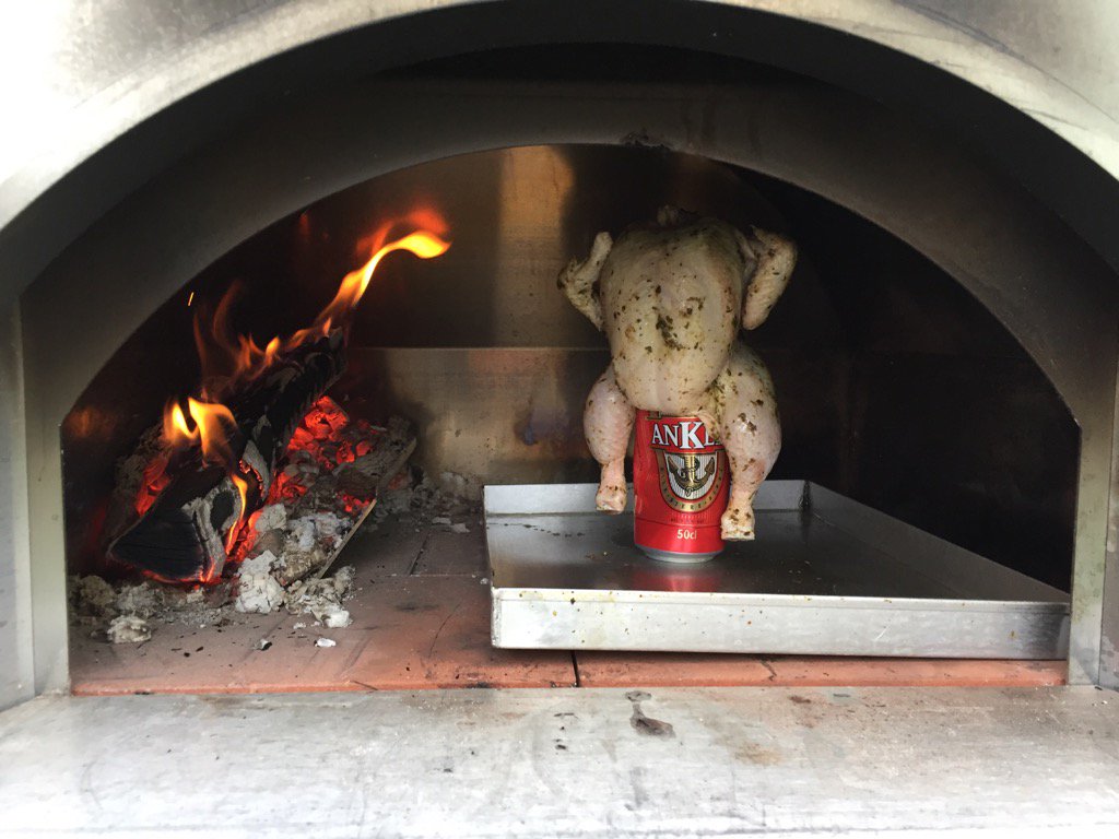 RemoRigoni's tweet photo. Noch ist der Kollege bleich #poulet #pizzaofen @AlfaPizza https://t.co/AzMLmC2IpE