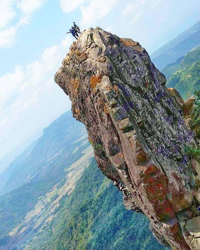 ArguillesBodie's tweet photo. The Monolith beside Pico de loro summit. #onlyinphilippines #hiking #rappeling #adventure #photocredittoowner https://t.co/KxikM56iJy