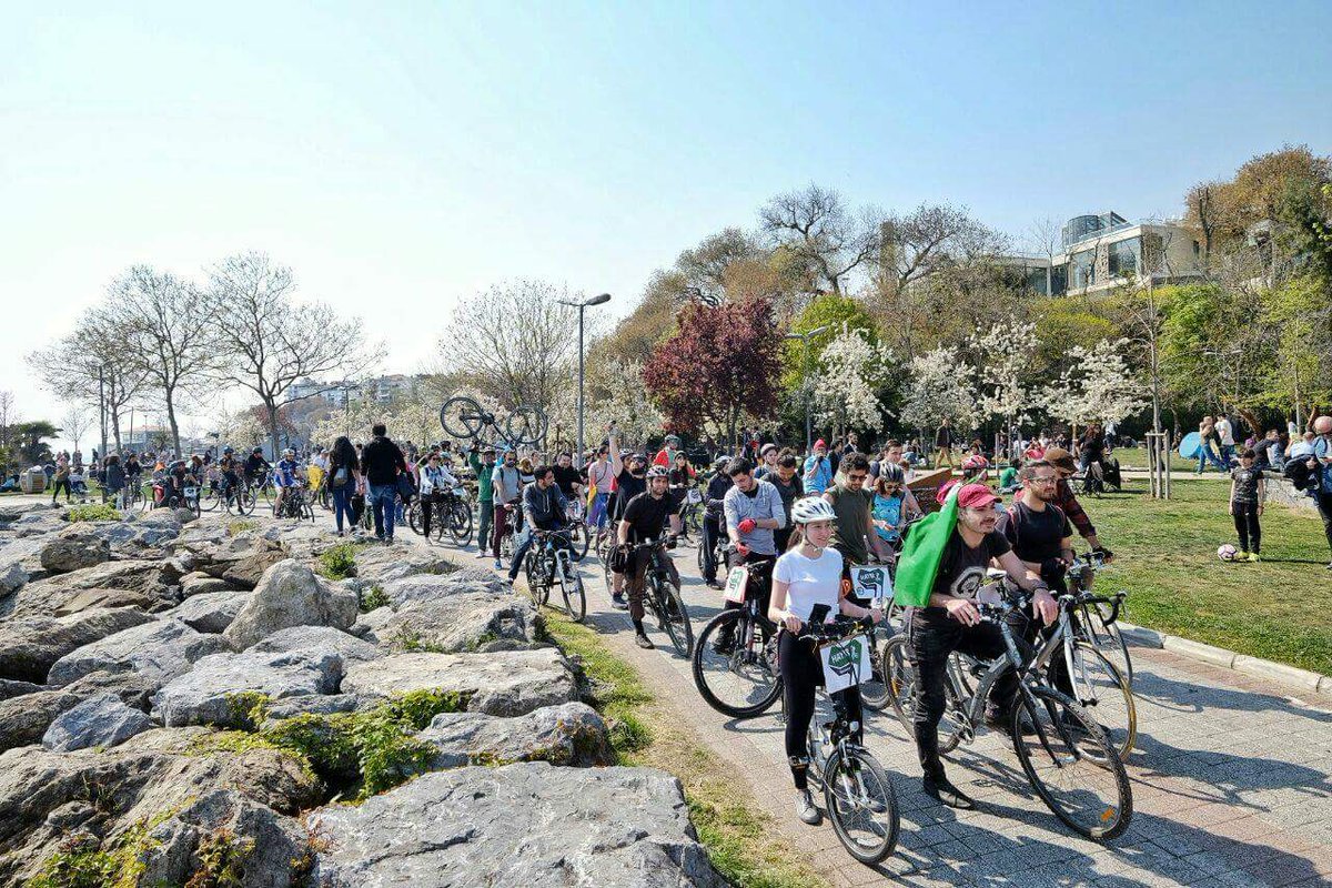 kuzeyormanlari's tweet photo. Kadıköy'de toplanan onlarca #DonKişot, doğanın beton altında can vermesine,kentlerin egzost gazına boğulmasına #HAYIR demek için pedalladı https://t.co/b11Rk5gHhV