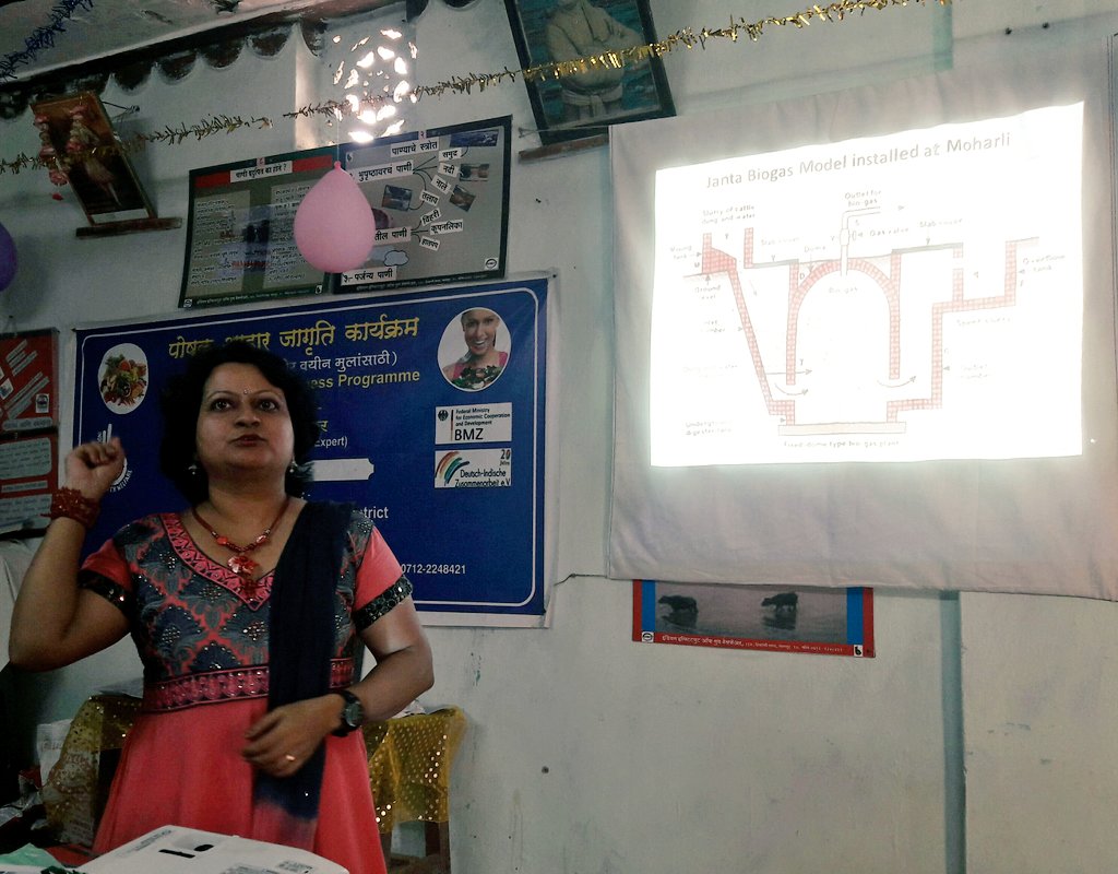 diz_ffm's tweet image. Director of #IIYW explaining the Janta Biogas plant which was installed with the help of #KVIC = Khadi and Village Industries Commission.