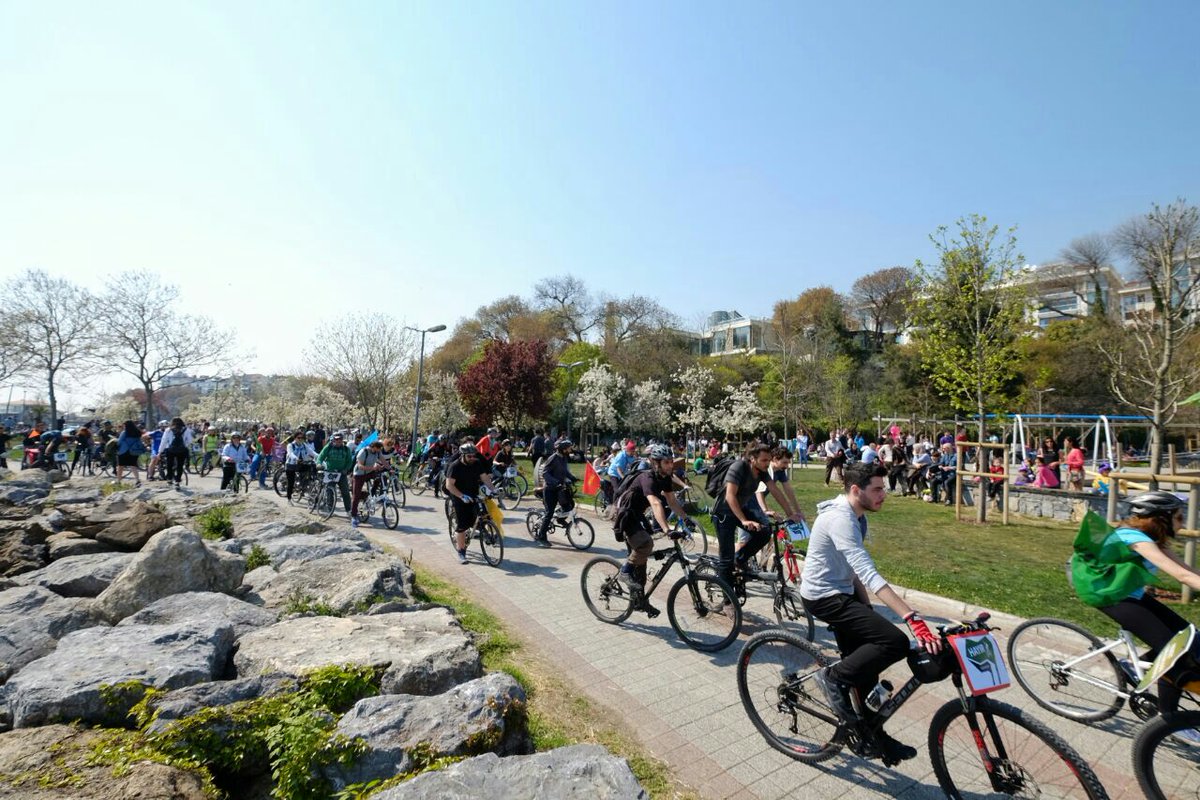 kuzeyormanlari's tweet photo. Kadıköy'de toplanan onlarca #DonKişot, doğanın beton altında can vermesine,kentlerin egzost gazına boğulmasına #HAYIR demek için pedalladı https://t.co/b11Rk5gHhV