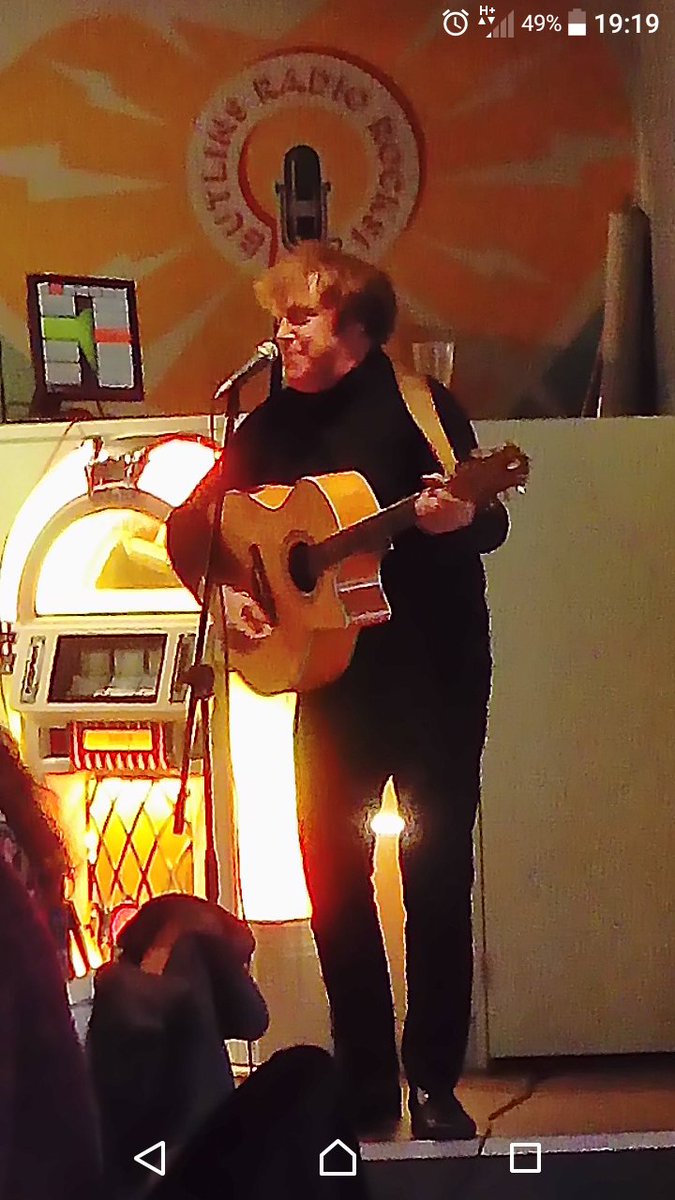 eyesmashpro's tweet photo. @joshwiddicombe your lookalike clearly not as good at Jam as you. https://t.co/hvD6LN5HMV