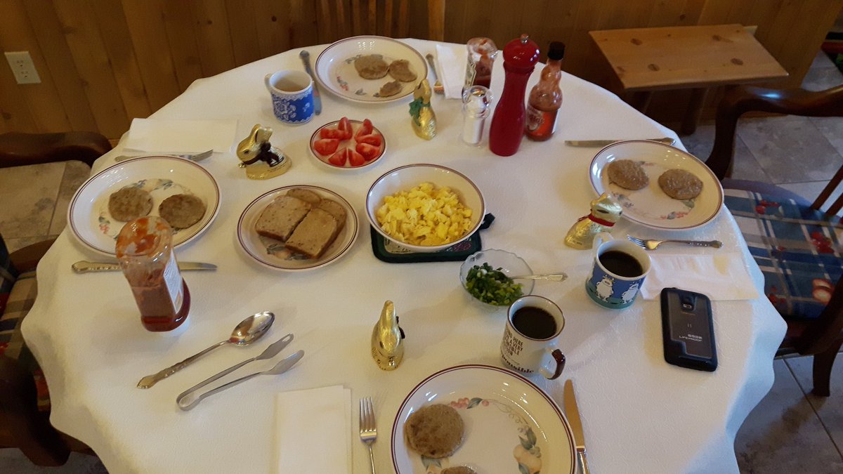 Chris_Lenz's tweet photo. .@scott_r_chapman @Greg_Fairbairn @AdamJGrogan @GreenfieldMeats @domenicborrell1 Delicious!!!! #familybreakfast https://t.co/hxpxSlQSRc