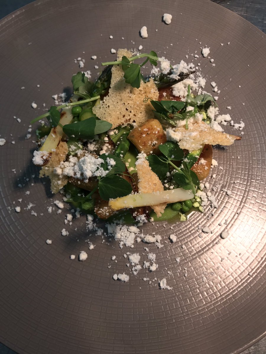MDHeadlandHotel's tweet photo. Team briefing and new a la carte dish @FoxhillsSurrey training before service tonight #checkonchef https://t.co/UaVcGFzRed