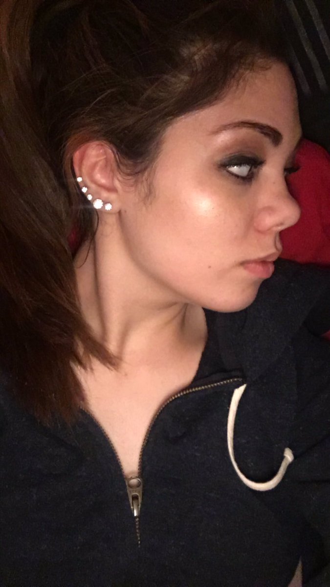 epbecausemakeup's tweet photo. Glow #becausemakeup #epbecausemakeup #makeup #mua #makeupartist #glow #AnastasiaBeverlyHills #highlight #poppin #latenight https://t.co/4D0w28JJPs