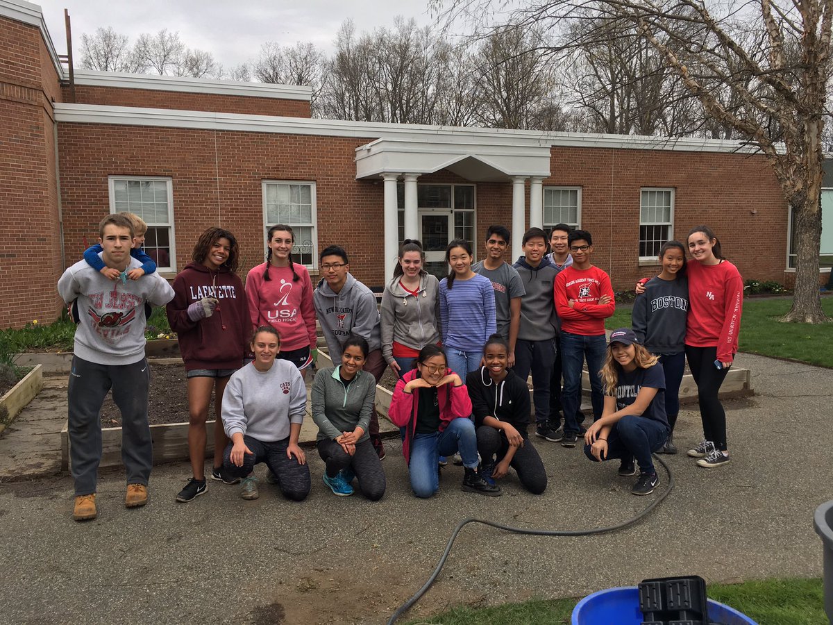 NA_service's tweet photo. @NewarkAcademy the #garden work crew did a fantastic job today. #service #SN2S #savethebees https://t.co/HTpGadBQMO